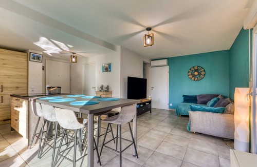 Jacou Bed & Breakfast | Illiade Room in Shared Villa with Pool and Terrace