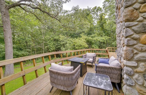 Camp Grove Cabin | Illinois Cabin w/Wraparound Deck & Fireplaces