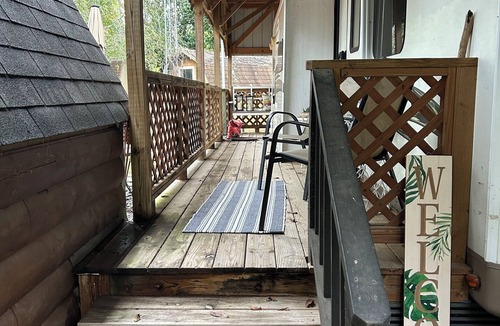 Flint Creek House | Illinois River Glamping Oasis