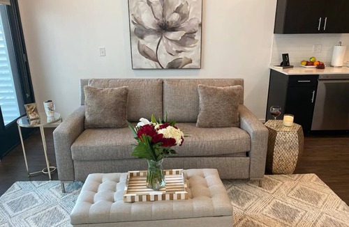 Edgehill Condo | ILLUME/Modern New Condo/Pool & Downtown Views/Gym