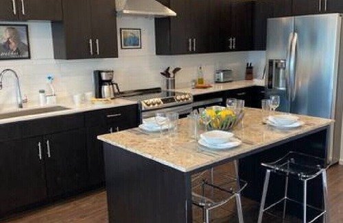 Edgehill Condo | ILLUME/Modern New Condo/Pool & Downtown Views/Gym