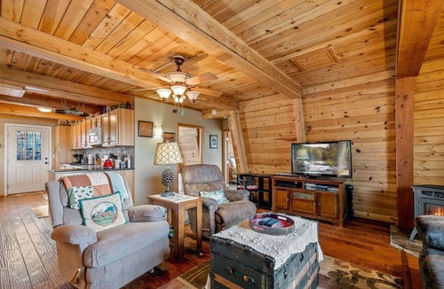 Timberland Acres Cabin | ImageKiwi Hilltop Retreat: 3-Bedroom Cabin with Stunning Views, Wi-Fi, & AC.