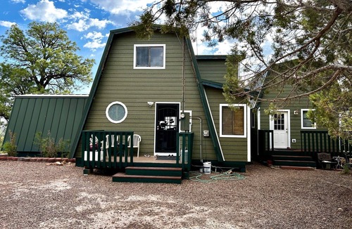 Timberland Acres Cabin | ImageKiwi Hilltop Retreat: 3-Bedroom Cabin with Stunning Views, Wi-Fi, & AC.