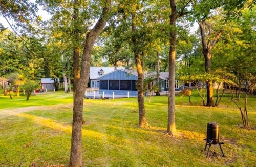 Quinlan House | IMMACULANT LAKEFRONT Views- Hot Tub, Beach Area, Firepit, Enclosed Porch, Dock
