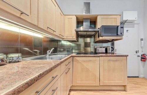 Westbourne Apartment | Immaculate 1-bed Studio in London