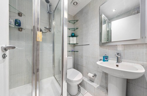 Westbourne Apartment | Immaculate 1-bed Studio in London