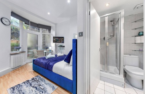 Westbourne Apartment | Immaculate 1-bed Studio in London