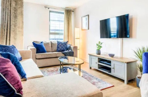 Redhill Apartment | Immaculate 2 Bed 2 Bath Apt w/ balcony in Redhill