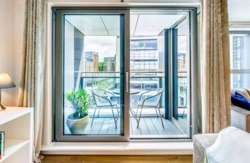 Redhill Apartment | Immaculate 2 Bed 2 Bath Apt w/ balcony in Redhill