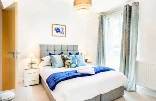 Redhill Apartment | Immaculate 2 Bed 2 Bath Apt w/ balcony in Redhill