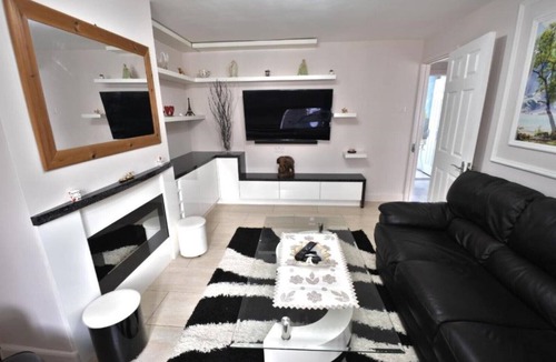 Syon Apartment | Immaculate 2-Bed Apartment in Isleworth by river