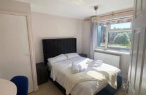 Syon Apartment | Immaculate 2-Bed Apartment in Isleworth by river