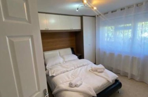 Syon Apartment | Immaculate 2-Bed Apartment in Isleworth by river