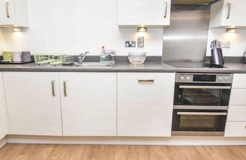Brooklands Apartment | Immaculate 2-Bed Apartment in Romford