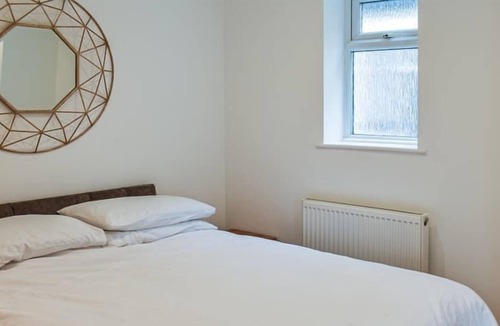 Weybridge House | Immaculate 2-Bed Bungalow in Weybridge