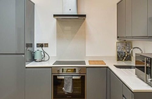 Weybridge House | Immaculate 2-Bed Bungalow in Weybridge