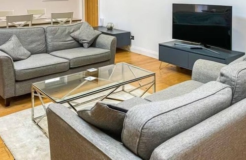 Weybridge House | Immaculate 2-Bed Bungalow in Weybridge