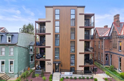 Shadyside Apartment | Immaculate 3 BR Penthouse suite| 2 decks| Walkable