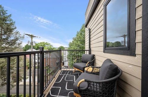 Shadyside Apartment | Immaculate 3 BR Penthouse suite| 2 decks| Walkable