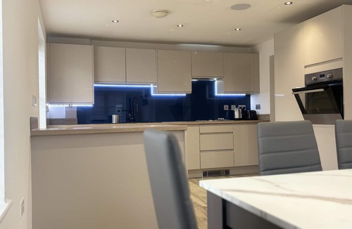 Horley House | Immaculate 4-Bed House in Horley