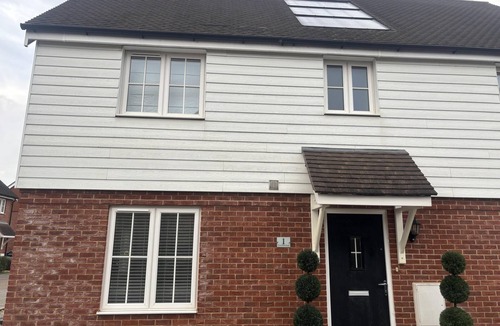 Horley House | Immaculate 4-Bed House in Horley