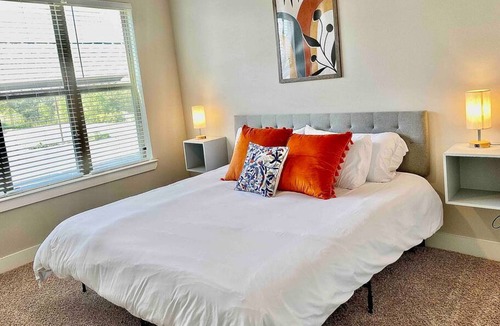 College Station Apartment | Immaculate Apartment w/King Bed &Resort Style Pool