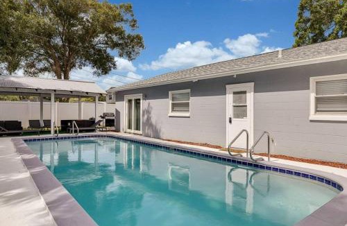 Town N County Park House | Immaculate & Cozy Entire Heated Pool House