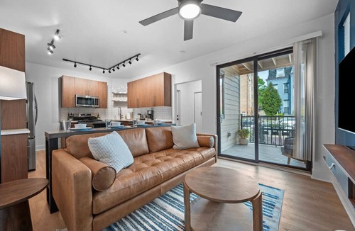 Shadyside Apartment | Immaculate Double King Suite | 4 beds | 2 Decks