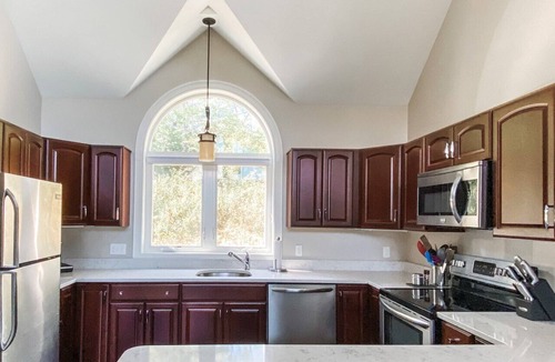 Thornton House | Immaculate home with breathtaking Mountain View