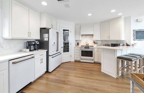 East Beach House | Immaculate Private Ocean Front Escape, Easy Walk To BEACH, Private Pool!