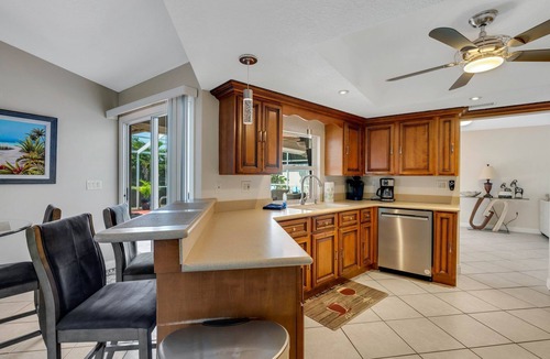 South Venice House | IMMACULATE PRIVATE POOL HOME MINUTES TO BEACHES, DOWNTOWN.