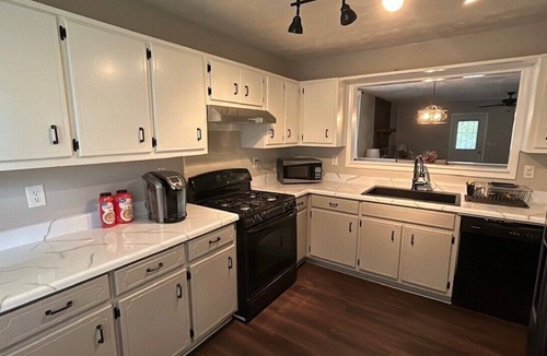 Stockbridge House | Immaculate Ranch-Style Home w/Creek Access