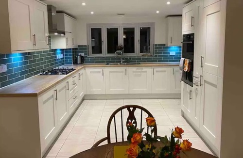 Calne House | Immaculate, spacious & comfortable home, dogs OK.