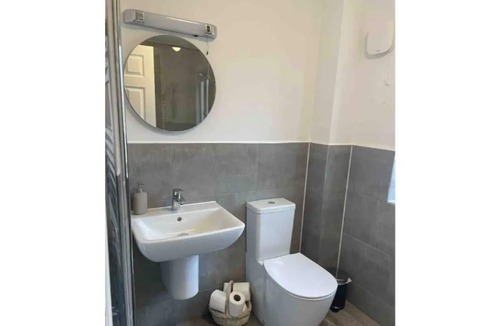 Calne House | Immaculate, spacious & comfortable home, dogs OK.