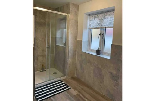 Calne House | Immaculate, spacious & comfortable home, dogs OK.