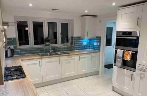 Calne House | Immaculate, spacious & comfortable home, dogs OK.