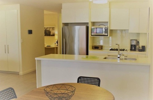 Gordon Apartment | Immaculate, spacious & peaceful apartment with 2 Bdm, 2 Bath & study area.