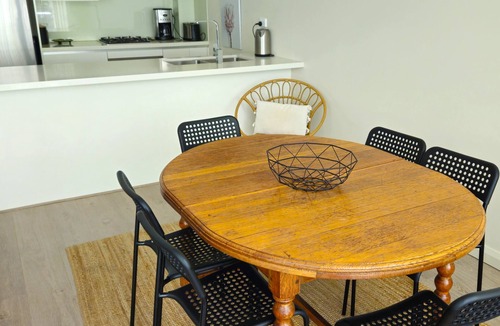 Gordon Apartment | Immaculate, spacious & peaceful apartment with 2 Bdm, 2 Bath & study area.