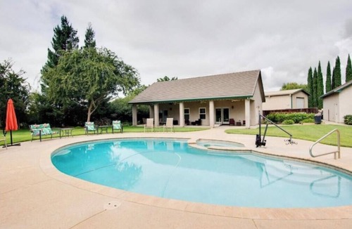 Oakdale House | Immaculate Unit, pool,large landscaped yard!