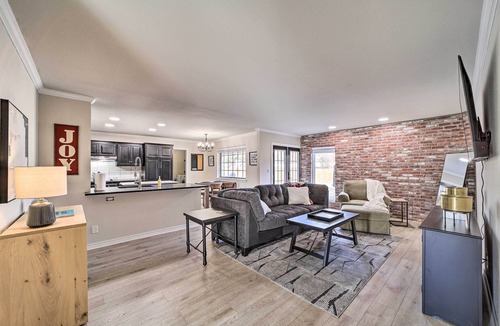 South Tulsa Cottage | Immaculate 'woodland View' Retreat w/Hot Tub
