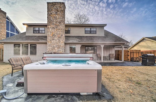 South Tulsa Cottage | Immaculate 'woodland View' Retreat w/Hot Tub