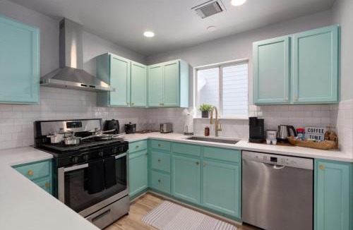 St. Johns House | Immediate Access to Highway 35 - Remodeled Haven