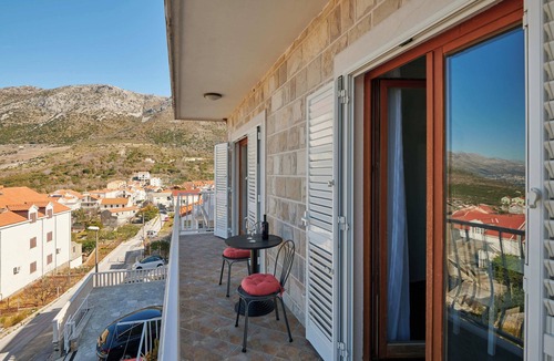 Zvekovica Apartment | Immerse yourself in Apartment Micika’s sun-kissed charm!