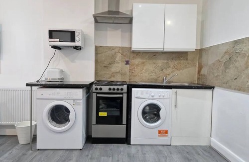 Clayhall Apartment | Impeccable 1-bed Apartment in Ilford