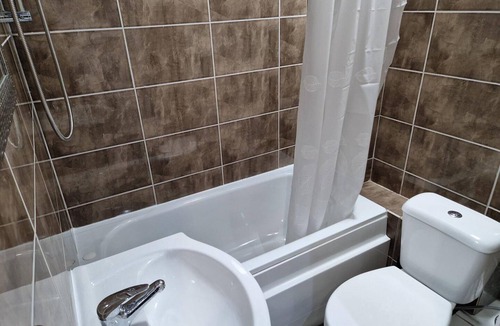 Clayhall Apartment | Impeccable 1-bed Apartment in Ilford