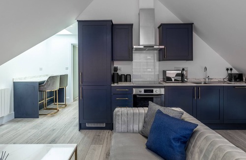 Camberley Apartment | Impeccable 2-Bed Apartment in Camberley