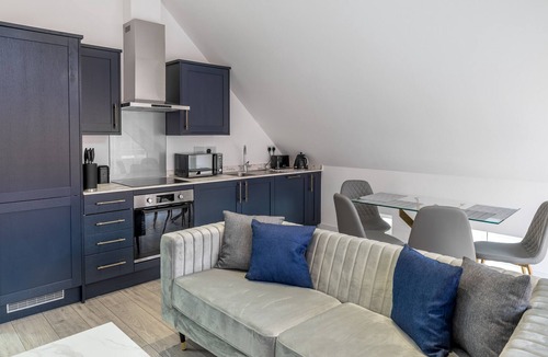 Camberley Apartment | Impeccable 2-Bed Apartment in Camberley