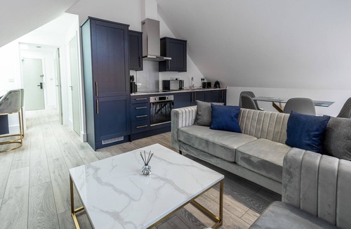 Camberley Apartment | Impeccable 2-Bed Apartment in Camberley