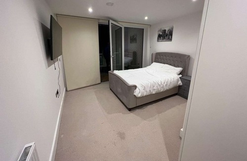 Erith Apartment | Impeccable 2-Bed Apartment in Erith