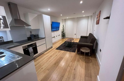 Erith Apartment | Impeccable 2-Bed Apartment in Erith